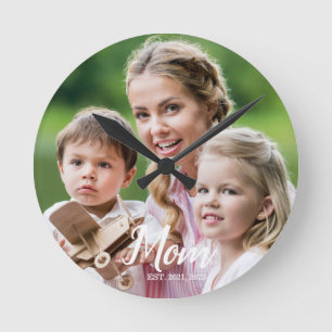 Mama hat modernes weißes Skriptfoto eingerichtet Runde Wanduhr