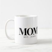 Mama hat neues Mama-Geschenk in schwarzer Typograf Kaffeetasse (Links)