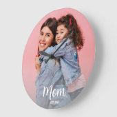 Mama hat Schwarz-Weiß-Script-Foto eingerichtet  Große Wanduhr (Winkel)