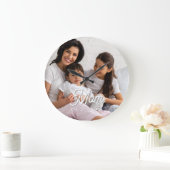 Mama hat Schwarz-Weiß-Script-Foto eingerichtet Große Wanduhr (Zuhause)