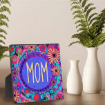 Mama Hübsch Blütenrosa Whimsikum Fotoplatte<br><div class="desc">Eine lustige, trendige, blumengeschmückte Mama, die in einem Schlafzimmer, einem Büro, einem Klassenzimmer oder einer Zuhause großartig aussehen würde. Die skurrilen Herzen und Blume verleihen diesem handgezeichneten Kunstwerk Freude. Der farbige Pop sorgt für eine auffällige Plakette. Um mehr von meinen alltäglichen, inspirierenden Kunstwerken zu sehen, Karo aus meinen Instagram- oder...</div>