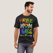 Mama Hugs Rainbow LGBT T-Shirt (Vorne ganz)