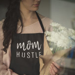 Mama Hustle | Modernes Drehbuch Schwarzer Mutterta Schürze<br><div class="desc">Einfaches,  stilvolles "Mama Hustle",  kundenspezifisches Zitat-Kunstdesign in moderner,  minimalistischer Schrift-Typografie in Schwarz,  das leicht für das perfekte Muttertagsgeschenk personalisiert werden kann.</div>