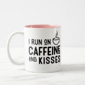 Mama "I Run on Coffeine & Kisses" Niedliche Mama T Zweifarbige Tasse (Links)