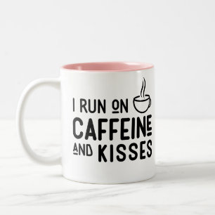 Mama "I Run on Coffeine & Kisses" Niedliche Mama T Zweifarbige Tasse