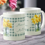 Mama in einer Million grüner Affodien in einem Jar Kaffeetasse<br><div class="desc">Summe Tasse mit bearbeitbaren Formulierungen,  wie Mama in einer Million. Die Tasse zeigt Gläser von frischen Narzissen in der Blüte auf einem grünen Frühling Bauernhof Gingham. Modernes Vintages Styling mit handgeschriebener Typografie.</div>