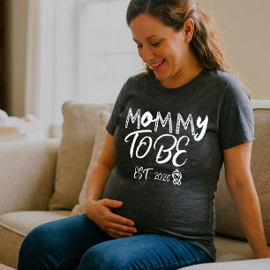Mama in spe Est 2026 Schwangerschaftsankündigung T-Shirt