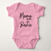 MAMA IST MEIN BESTIE BABY STRAMPLER (Vorderseite)