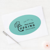 Mama kocht immer köstliches Geschirr Design Ovaler Aufkleber (Umschlag)