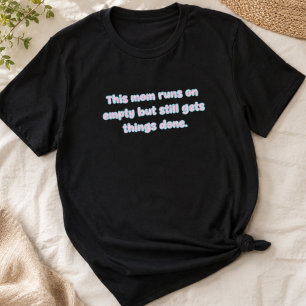 Mama läuft auf leer, bekommt Dinge erledigt Design T-Shirt
