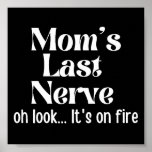 Mama letzte Nerve, schau mal, es brennt Poster<br><div class="desc">Das sonnige sarkastische Sprichwort-Design "Mama letzte Nerve Oh Look It's On Fire". Humorvolles Zitat-Design für Mama,  Oma,  Urgroßmutter,  Oma,  Nana,  Kollegin,  Freundin,  Tochter,  Schwester...  Perfekte Geschenkidee für Sarkasmus und sarkastische Redewendungen Liebhaber,  packen Sie dies als Geburtstagsgeschenk,  Muttertag,  zurück zur Schule,  Lehrertag, </div>