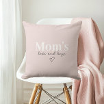 Mama Liebe & Hugs Pink | Muttertagsgeschenk Kissen<br><div class="desc">Wrap Mama in Komfort mit diesem rosa Kissen "Liebe & Hugs der Mama" - eine gemütliche und herzliche Ergänzung zu jeder Zuhause! Dieses weiche pastellrosa Kissen ist mit Liebe gestaltet und ist eine tägliche Erinnerung der Wärme, Pflege und endlosen Schläge der Mama. Ideal für die Dekoration des Wohnzimmers, Schlafzimmers oder...</div>