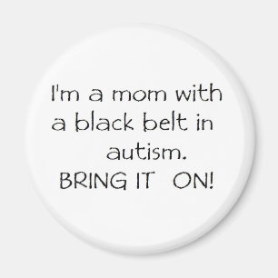 Mama mit einem schwarzen Gurt im Autismus Magnet