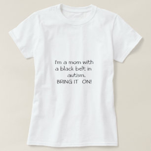 Mama mit einem schwarzen Gurt im Autismus T-Shirt