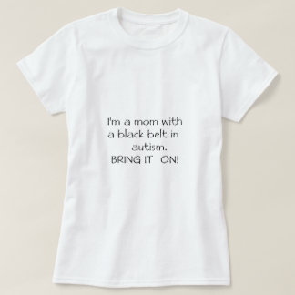 Mama mit einem schwarzen Gurt im Autismus T-Shirt