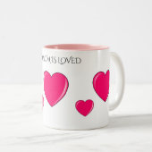 "MAMA" mit rosa Herzen Kaffee oder Tee-Tasse. Zweifarbige Tasse (VorderseiteRechts)