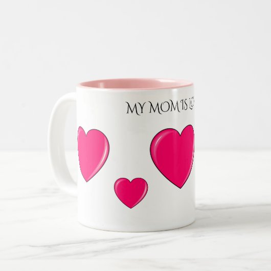 "MAMA" mit rosa Herzen Kaffee oder Tee-Tasse. Zweifarbige Tasse (Vorderseite Links)
