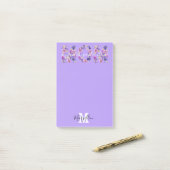 Mama Name und violette Monogramm-Blumen hinzufügen Post-it Klebezettel (Auf Schreibtisch)