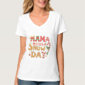 Mama Needs a Snow Day Christmas Typography T-Shirt (Vorderseite)