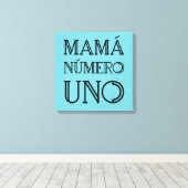 Mamá Número Uno Trendy Typografie auf Bright Blue Leinwanddruck (Insitu (Holzboden))