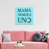 Mamá Número Uno Trendy Typografie auf Bright Blue Leinwanddruck (Insitu (Wohnzimmer))