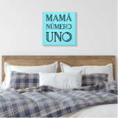 Mamá Número Uno Trendy Typografie auf Bright Blue Leinwanddruck (Insitu (Schlafzimmer))