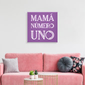 Mamá Número Uno Trendy Typografie auf Lila Leinwanddruck (Insitu (Wohnzimmer))
