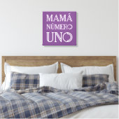 Mamá Número Uno Trendy Typografie auf Lila Leinwanddruck (Insitu (Schlafzimmer))