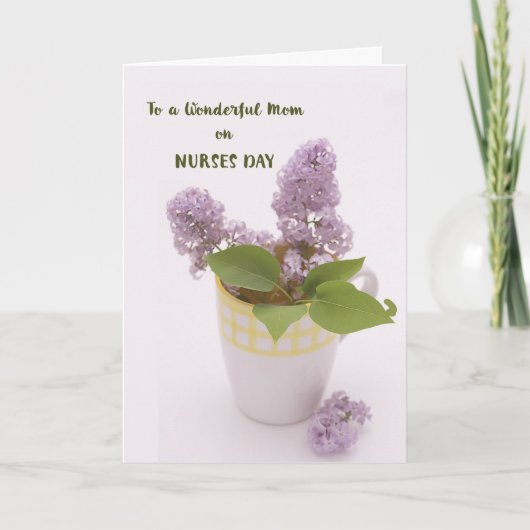 Mama Nurses Day mit Lilacs in Coffee Cup Vase Karte (Vorderseite)