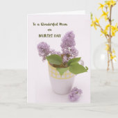 Mama Nurses Day mit Lilacs in Coffee Cup Vase Karte (Gelbe Blume)