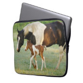 Mama & Paint Filly Laptopschutzhülle (Vorderseite Links)