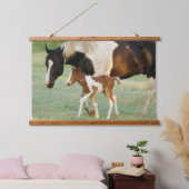 Mama & Paint Filly Wandteppich Mit Holzrahmen (Schlafzimmer)