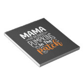 Mama Pumpkins Patch Halloween Design_1 Notizblock (angewinkelt)