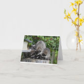 Mama Raccoon und ihre Babys Karte (Gelbe Blume)