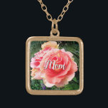 Mama Riesenrosa Rose Nah-up Foto Individuelle Name Vergoldete Kette<br><div class="desc">"Mama." Ein nahes Foto einer sanft leuchtenden rosa Rose gegen dunkelgrünes Blattwerk will zum "Stoppen und Riechen der Blume". Entspannen Sie sich und inhalieren Sie die Schönheit dieses Fotos, wenn Sie diese atemberaubende, schöne Fotografie personalisierten Namen charme Halskette tragen. Diese Halskette ist in kleinen, mittleren und großen Größen sowie in...</div>