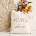 Mama Roman Numeral Year etabliert Tragetasche<br><div class="desc">Diese minimalistische Totentasche,  die eine schicke junge Mutter feiern soll,  bietet eine minimalistische Tasche mit "Mama" oder der Wahl des Mami-Spitznamen in neutraler Beige. Mit dem Jahr,  in dem sie zu einer Mutter wurde,  in eleganten römischen Ziffern für eine schicke Touch.</div>