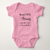 Mama sagt, ich bin Papys Prinzessin Baby Bodysuit Baby Strampler (Vorderseite)