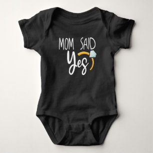 Mama sagte ja, die Ankündigung eines Hochzeitsjun Baby Strampler
