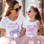 Mama Saurus Mama des Geburtstagskranzes Dinosaurie T-Shirt<br><div class="desc">Mama Saurus Mama The Birthday Girl Dinosaur T - Shirt Alle Designs sind © PIXEL PERFECTION PARTY LTD</div>