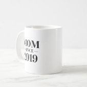Mama seit 2019 Minimalist Geschenk Design Kaffeetasse (Vorderseite Links)