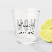 Mama seit 20XX Moderne, einfache Preppy Schnapsglas (Vorderseite)