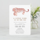 Mama Tiger Cub Gender Neutral Baby Shower Card Einladung (Stehend Vorderseite)