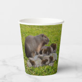 Mama und Baby Capybaras, Pappbecher (Rückseite)
