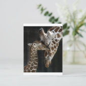 Mama und Baby Giraffe Cuddle Postkarte (Stehend Vorderseite)