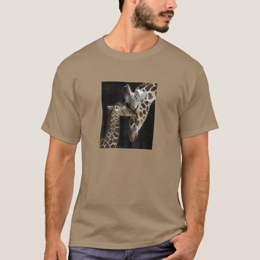 Mama-und Baby-Giraffen-Umarmung T-Shirt (Vorderseite)