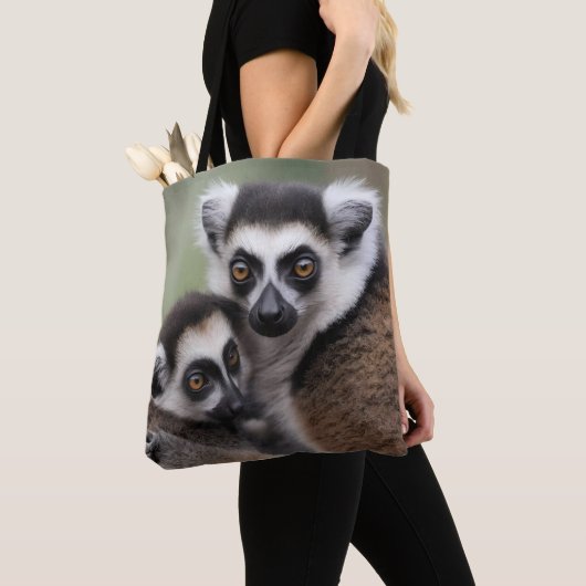 Mama und Baby Lemur Cuddling, Tasche (Von Nahem)
