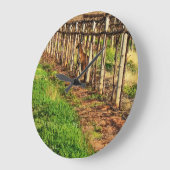 Mama und Joey Kangaroo, die sich in Grapevinen ver Große Wanduhr (Winkel)