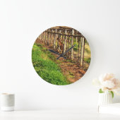 Mama und Joey Kangaroo, die sich in Grapevinen ver Große Wanduhr (Zuhause)