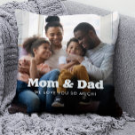 Mama und Vater | Boho Text Overlay mit zwei Fotos Kissen<br><div class="desc">Dieses schlichte und stilvolle Kissen für Ihre Eltern verfügt über zwei Fotos Ihrer Familie, zusammen mit den Worten "Mama & Vater" in der boho weißen modernen Typografie und ein Ort, um Ihre Namen und das Jahr auf der Rückseite. Der Text, wie er vorgestellt wurde, sagt "Wir Liebe dich so sehr",...</div>