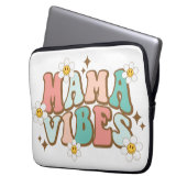 Mama Vibes mit Daisies Laptopschutzhülle (Vorderseite Links)